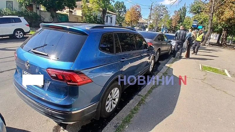 В центре Николаева Mercedes после столкновения врезался в припаркованные авто: движение трамваев перекрыто