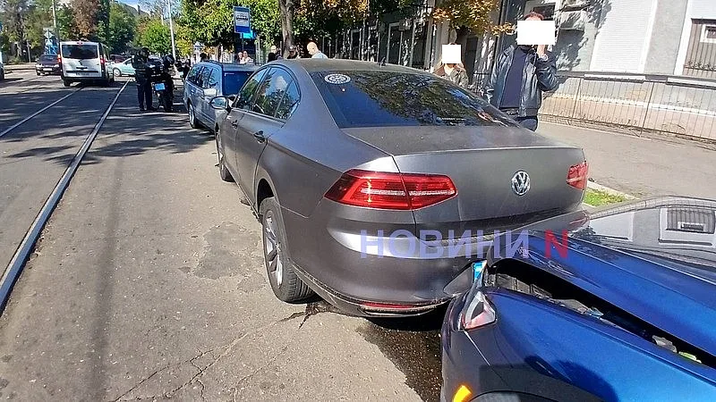 В центре Николаева Mercedes после столкновения врезался в припаркованные авто: движение трамваев перекрыто