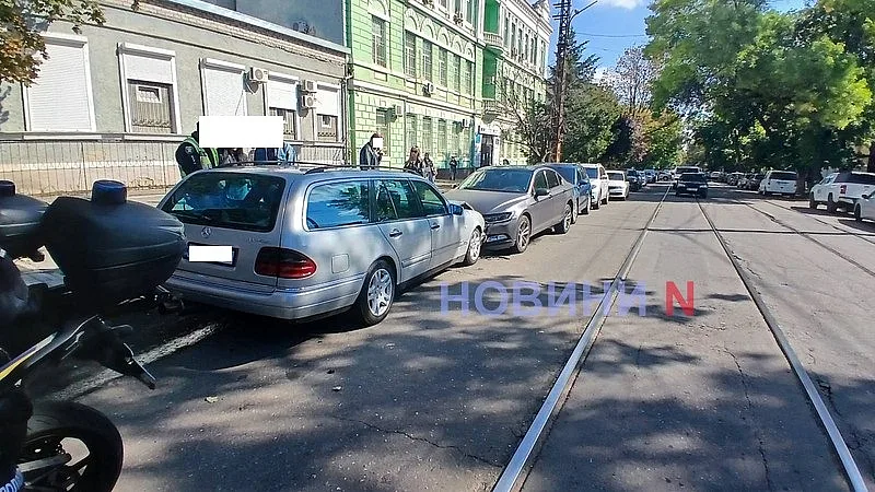 В центре Николаева Mercedes после столкновения врезался в припаркованные авто: движение трамваев перекрыто