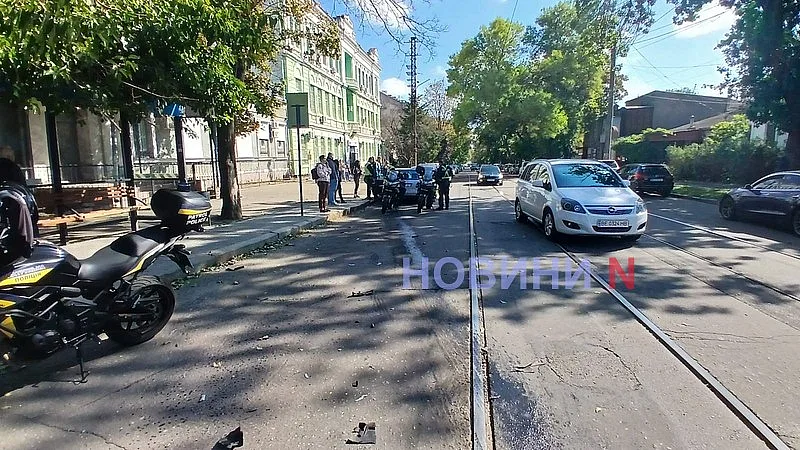 В центре Николаева Mercedes после столкновения врезался в припаркованные авто: движение трамваев перекрыто