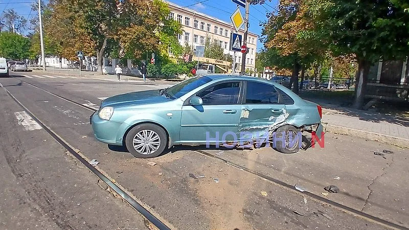 В центре Николаева Mercedes после столкновения врезался в припаркованные авто: движение трамваев перекрыто