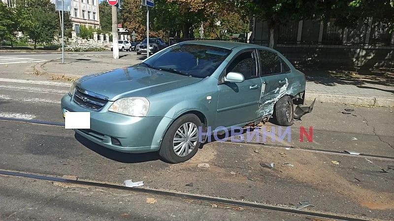 В центре Николаева Mercedes после столкновения врезался в припаркованные авто: движение трамваев перекрыто