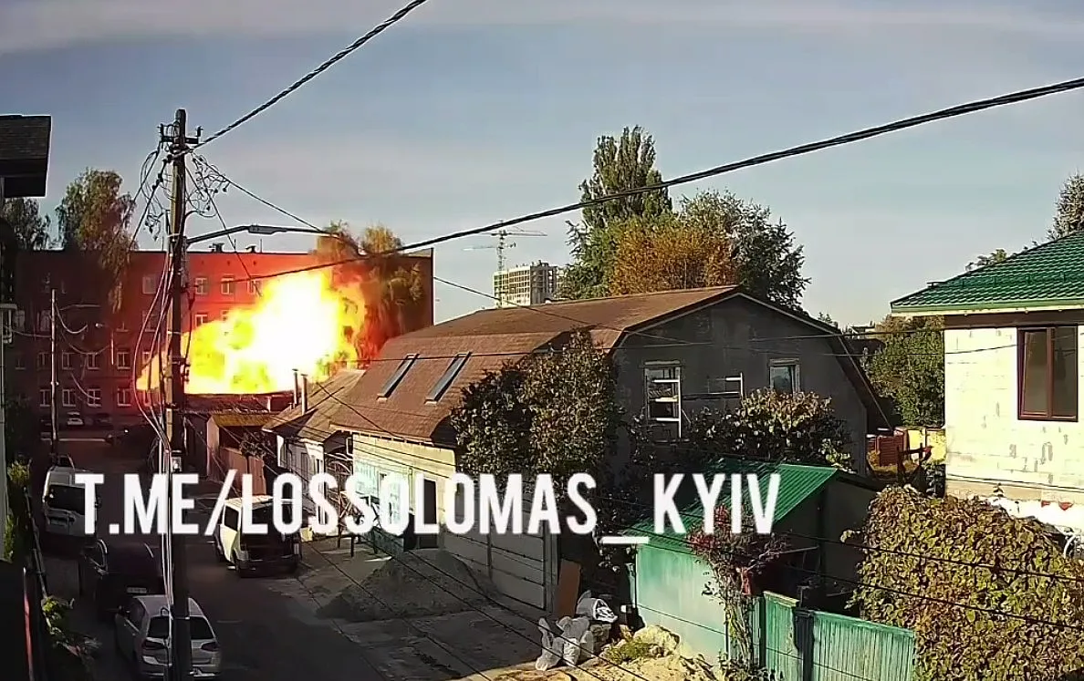 З'явилося відео моменту удару по школі у Києві