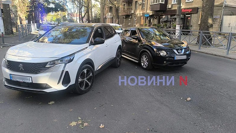 У центрі Миколаєва зіткнулися «Нісан» та «Пежо»: утворився затор