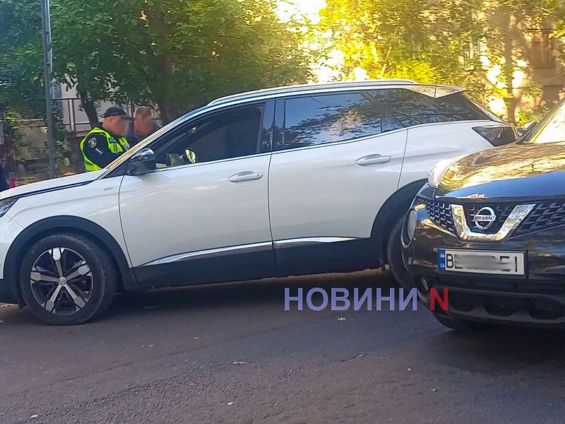 У центрі Миколаєва зіткнулися «Нісан» та «Пежо»: утворився затор