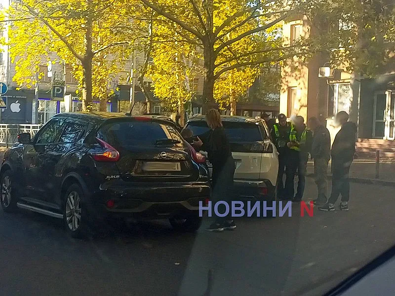 У центрі Миколаєва зіткнулися «Нісан» та «Пежо»: утворився затор