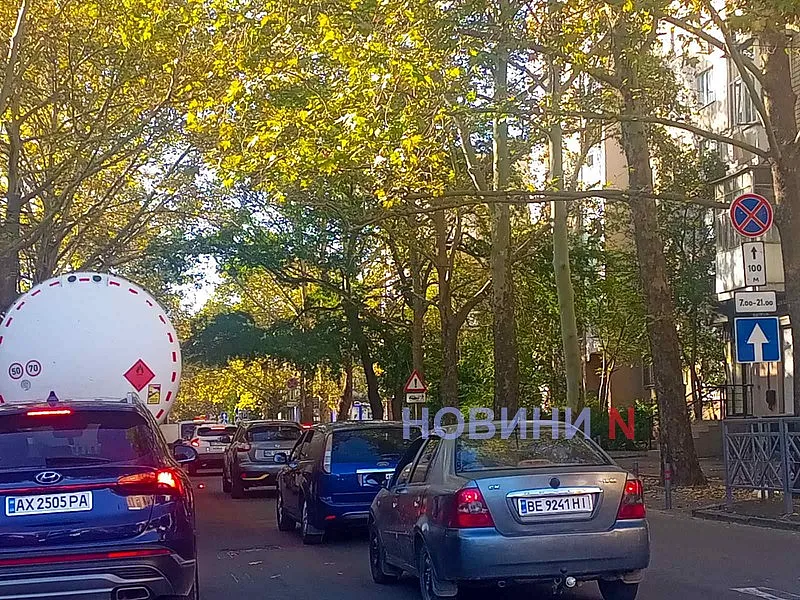 У центрі Миколаєва зіткнулися «Нісан» та «Пежо»: утворився затор