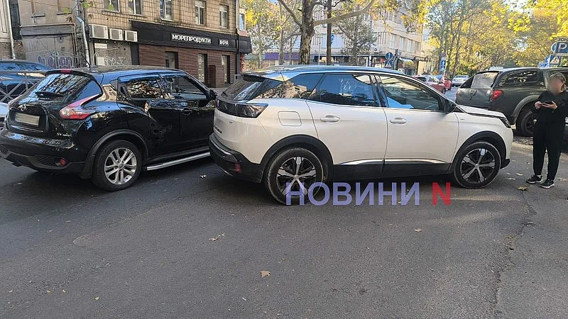 У центрі Миколаєва зіткнулися «Нісан» та «Пежо»: утворився затор
