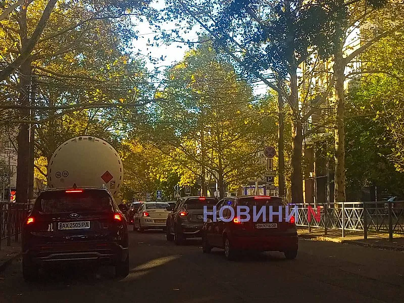 У центрі Миколаєва зіткнулися «Нісан» та «Пежо»: утворився затор