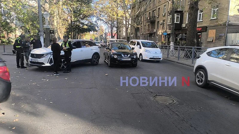 У центрі Миколаєва зіткнулися «Нісан» та «Пежо»: утворився затор