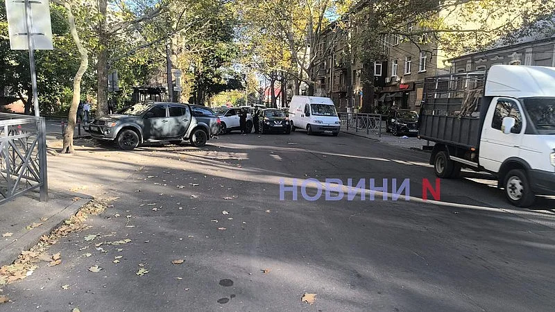 У центрі Миколаєва зіткнулися «Нісан» та «Пежо»: утворився затор