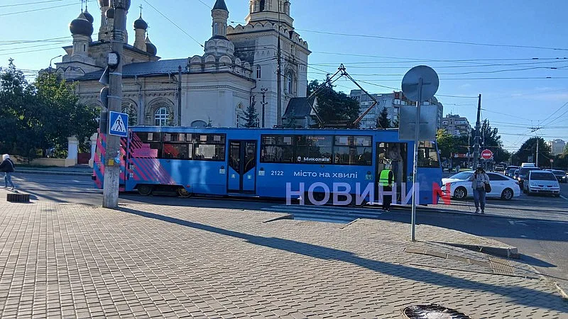 «Форд» и «Мицубиси» столкнулись в Николаеве: остановлено движение трамваев, образовалась пробка