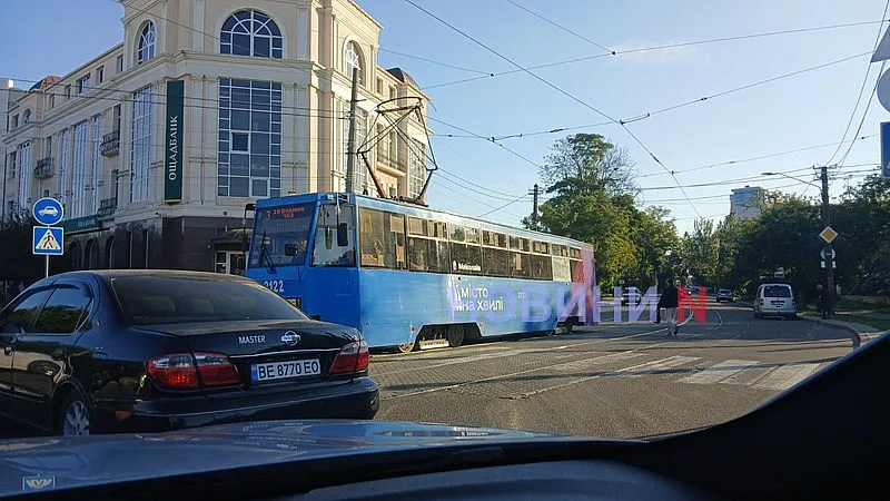 «Форд» и «Мицубиси» столкнулись в Николаеве: остановлено движение трамваев, образовалась пробка