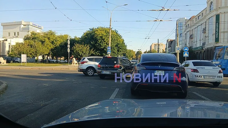 «Форд» и «Мицубиси» столкнулись в Николаеве: остановлено движение трамваев, образовалась пробка