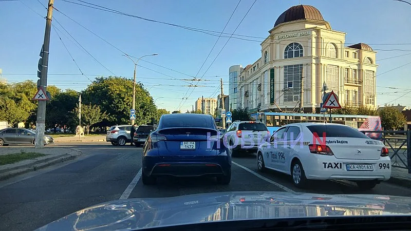 «Форд» и «Мицубиси» столкнулись в Николаеве: остановлено движение трамваев, образовалась пробка