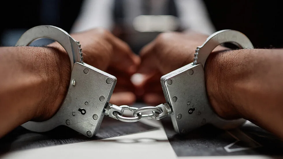 Забрав техніку та гроші з дому на очах господині: у Миколаєві затримали підозрюваного у пограбуванні