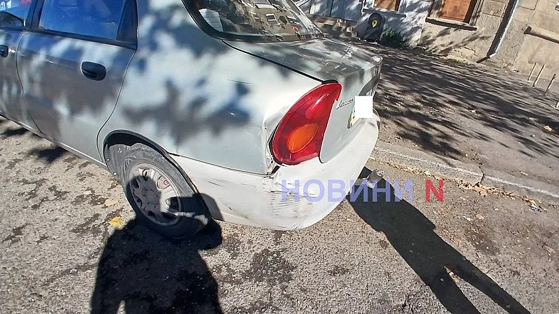 В Николаеве Geely столкнулся с припаркованным Lanos