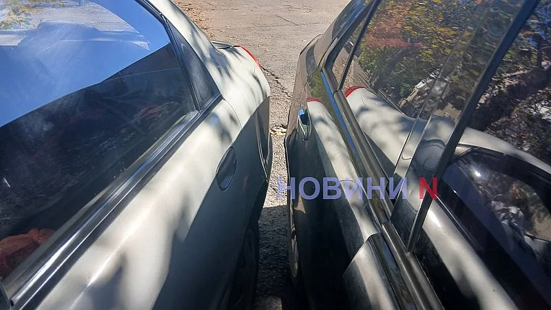 В Николаеве Geely столкнулся с припаркованным Lanos