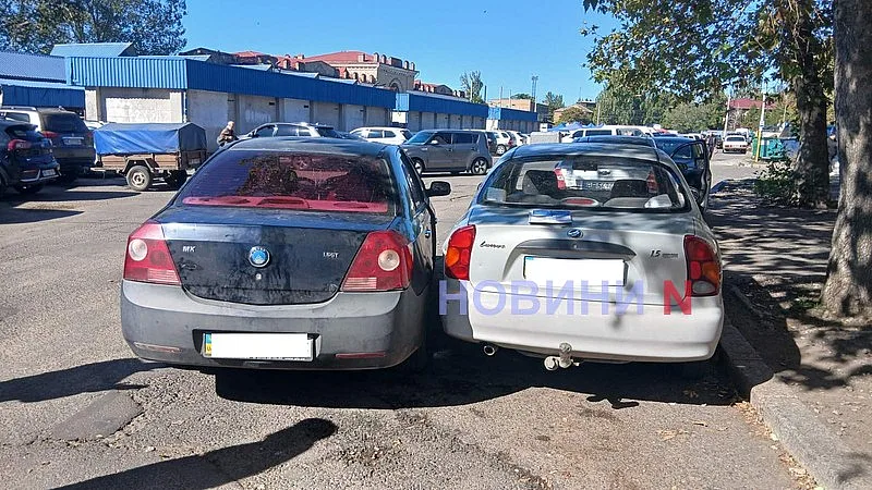 В Николаеве Geely столкнулся с припаркованным Lanos