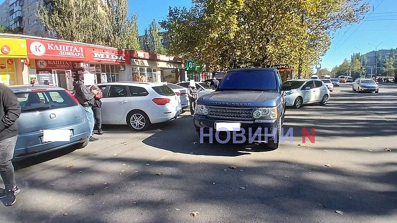 В Николаеве Opel при выезде с парковки столкнулся с Range Rover