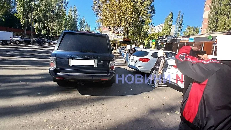 В Николаеве Opel при выезде с парковки столкнулся с Range Rover