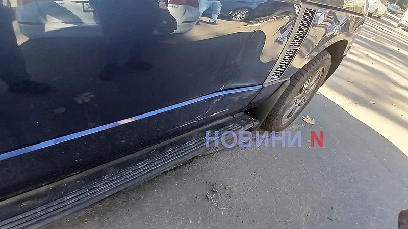 В Николаеве Opel при выезде с парковки столкнулся с Range Rover