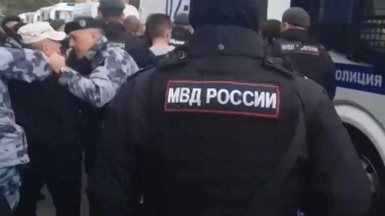 "Долой царя!": в Москве на митинге задержали протестующих против Путина (видео)
