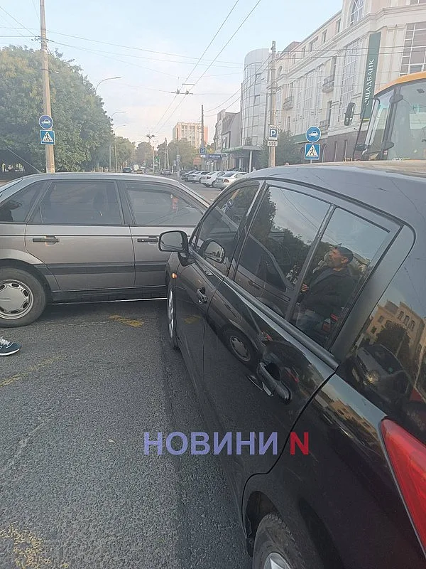  В центре Николаева столкнулись Nissan и Volkswagen