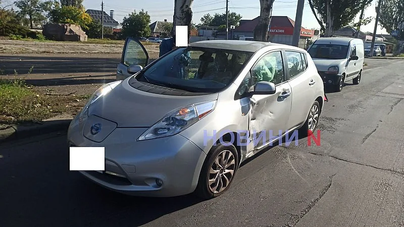 Пытался проскочить на красный: Ford врезался в Nissan на шоссе в Николаеве
