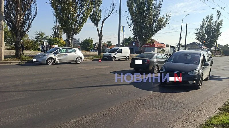 Пытался проскочить на красный: Ford врезался в Nissan на шоссе в Николаеве