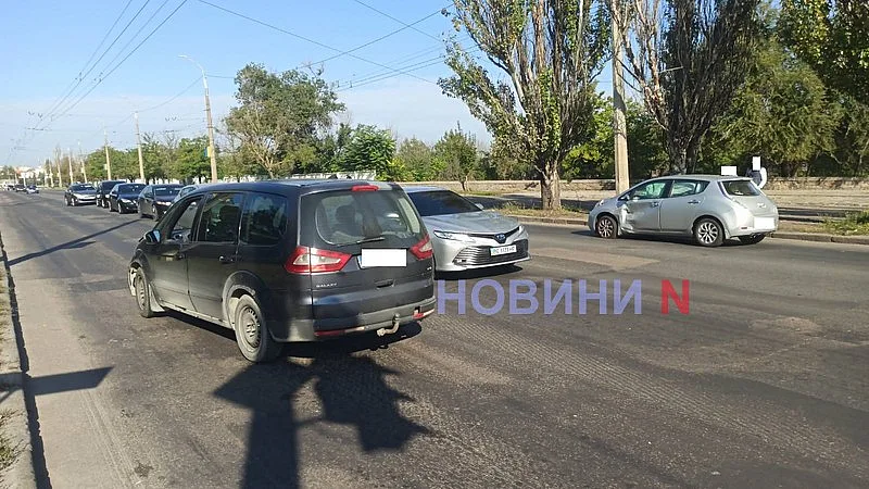 Пытался проскочить на красный: Ford врезался в Nissan на шоссе в Николаеве