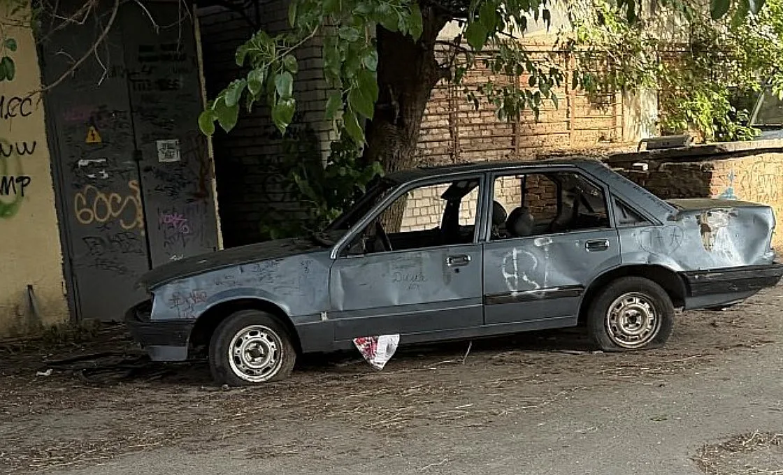 У Миколаєві вирішують, куди подіти кинуті на вулицях автомобілі