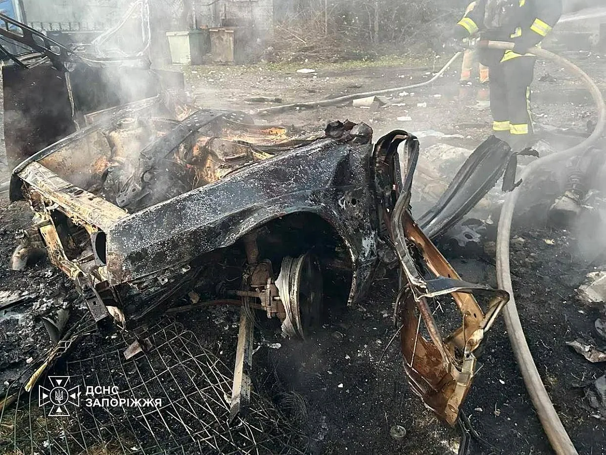 Спасатели показали последствия утренней атаки РФ на Запорожье (фото)