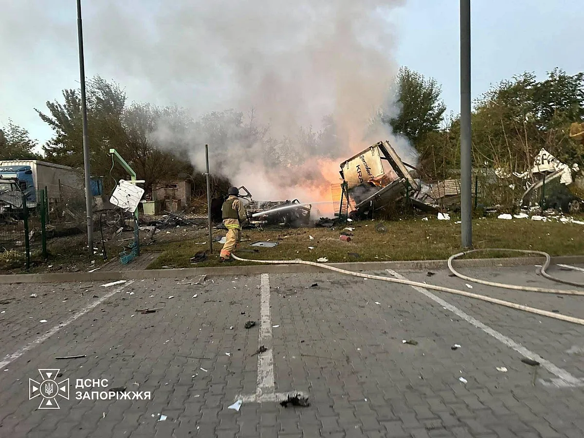 Спасатели показали последствия утренней атаки РФ на Запорожье (фото)