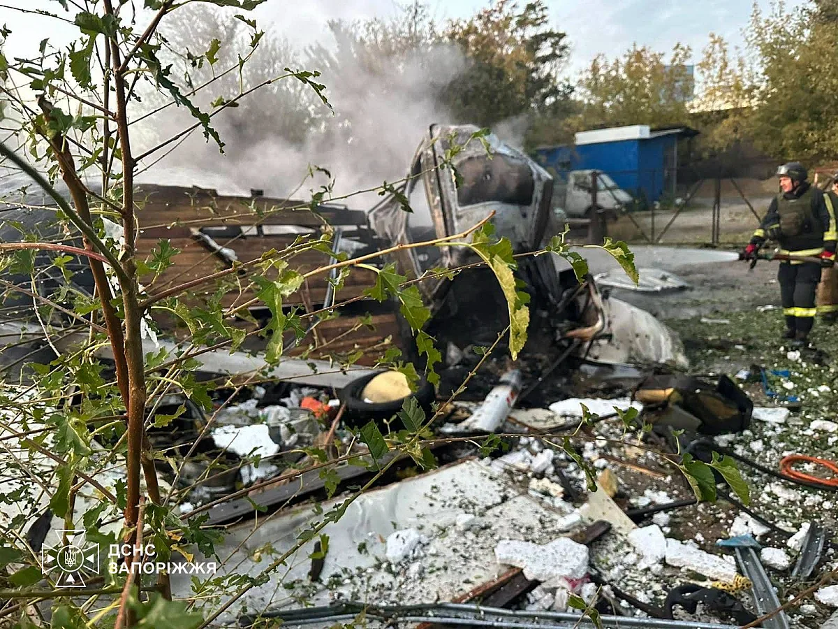 Спасатели показали последствия утренней атаки РФ на Запорожье (фото)