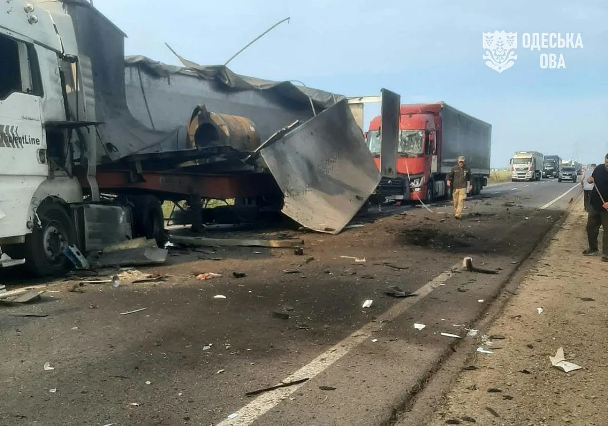 РФ нанесла серию ударов по автодороге в Одесской области: есть пострадавшие