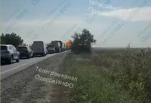 Появилось видео удара дрона по колонне грузовиков на трассе в Одесской области