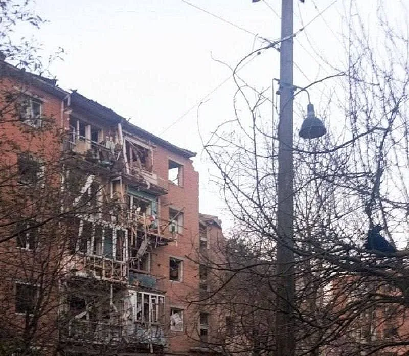 Российская ракета попала в пятиэтажный дом в Прилуках: есть погибшие и раненые