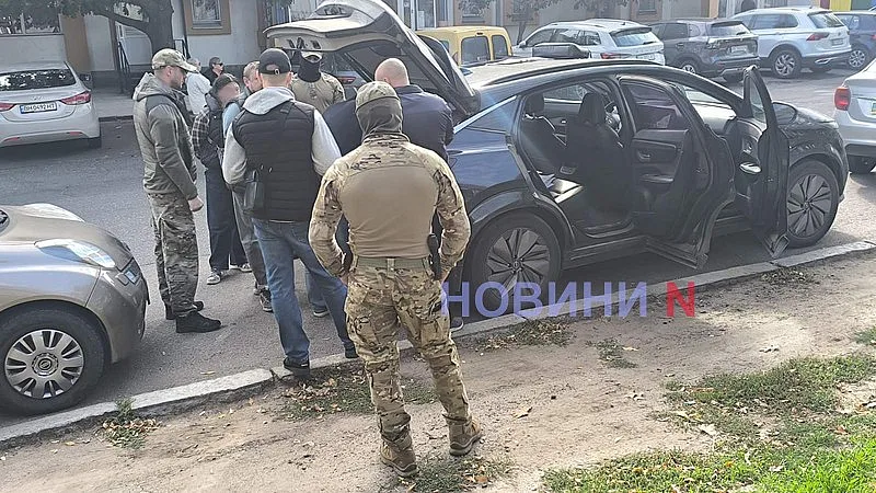 В центре Николаева сотрудники НАБУ остановили автомобиль и проводят обыск (фото, видео)