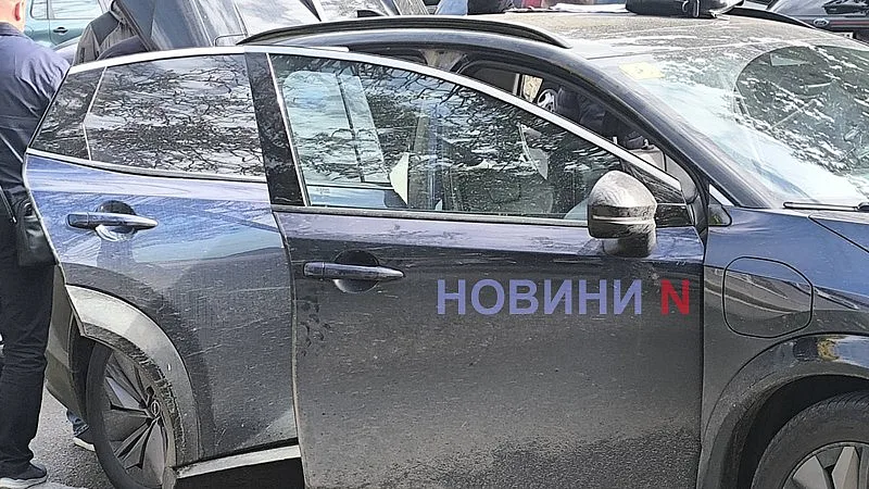 В центре Николаева сотрудники НАБУ остановили автомобиль и проводят обыск (фото, видео)