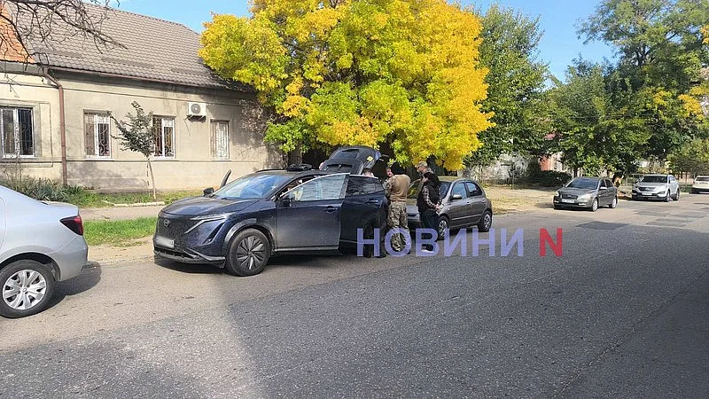 В центре Николаева сотрудники НАБУ остановили автомобиль и проводят обыск (фото, видео)
