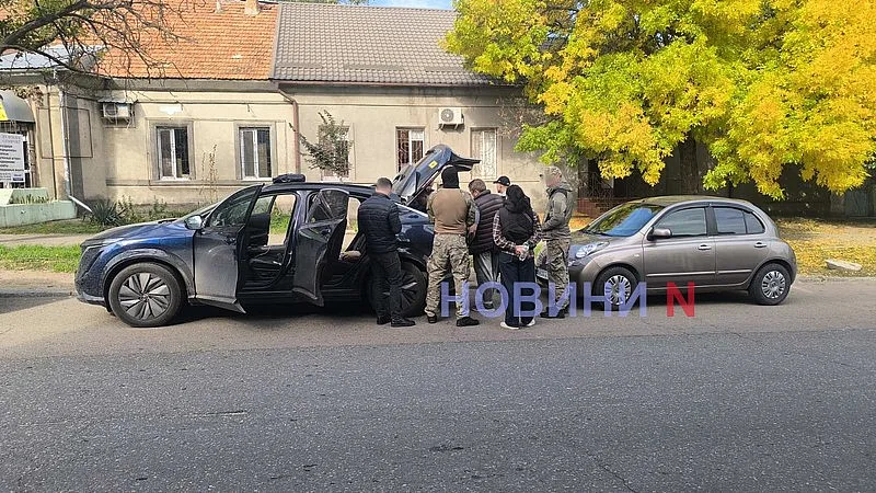 В центре Николаева сотрудники НАБУ остановили автомобиль и проводят обыск (фото, видео)