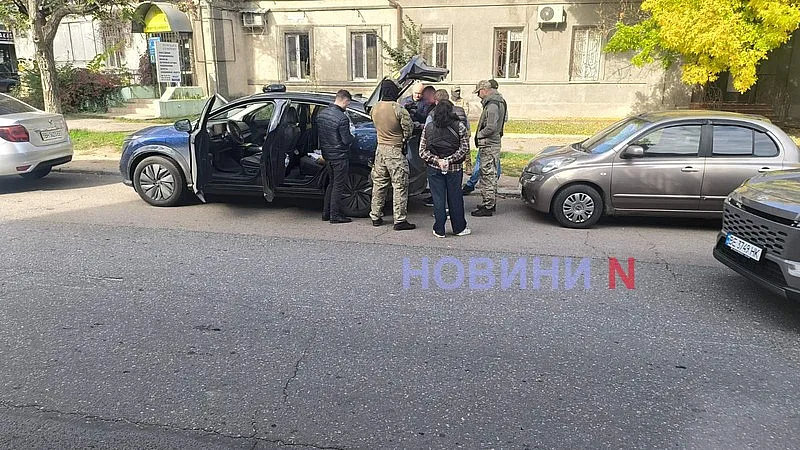 В центре Николаева сотрудники НАБУ остановили автомобиль и проводят обыск (фото, видео)