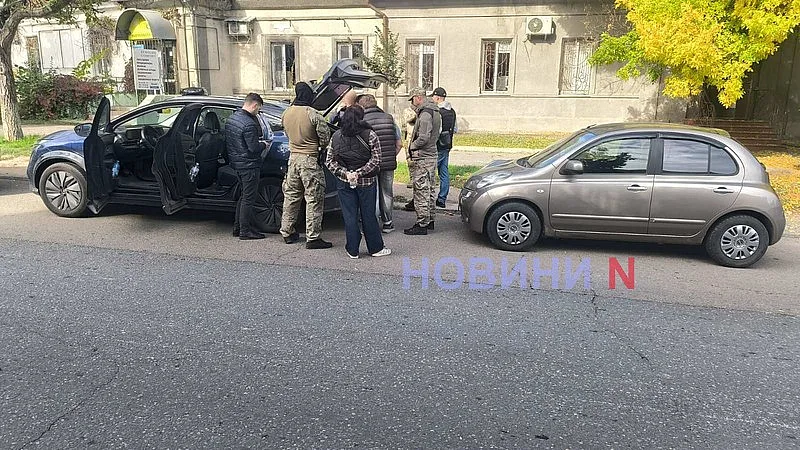 В центре Николаева сотрудники НАБУ остановили автомобиль и проводят обыск (фото, видео)