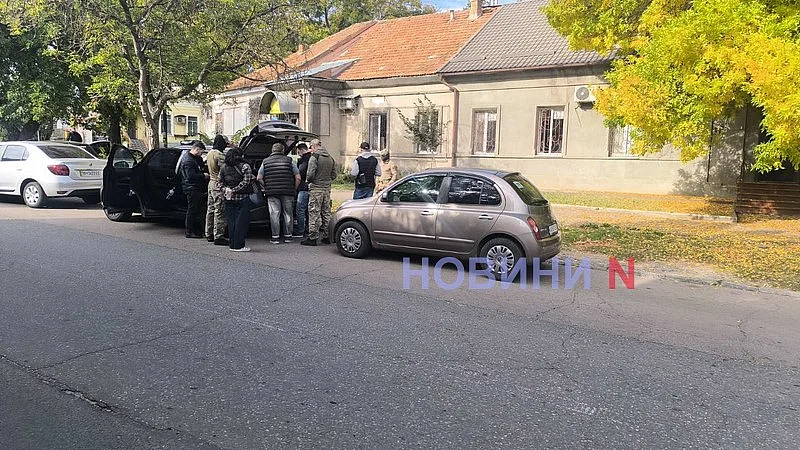 В центре Николаева сотрудники НАБУ остановили автомобиль и проводят обыск (фото, видео)
