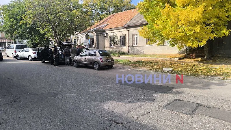 В центре Николаева сотрудники НАБУ остановили автомобиль и проводят обыск (фото, видео)