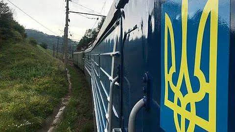 Два николаевских поезда следуют с задержкой: один опаздывает более чем на три часа
