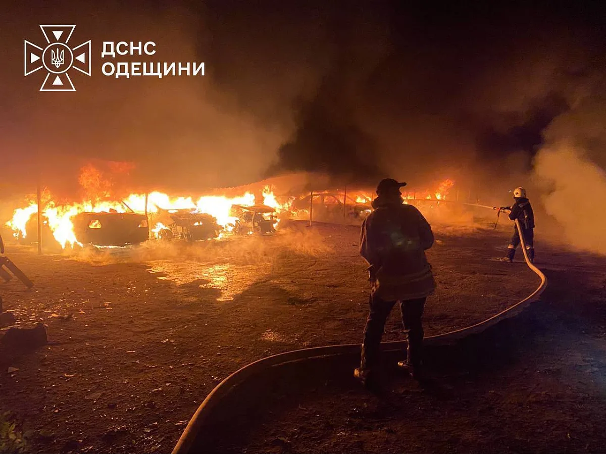 Атака на Одесскую область: сгорели 14 автомобилей, поврежден приют для животных (фото)