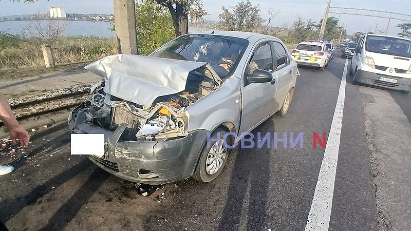 Chevrolet «догнал» тягач MAN на мосту в Николаеве