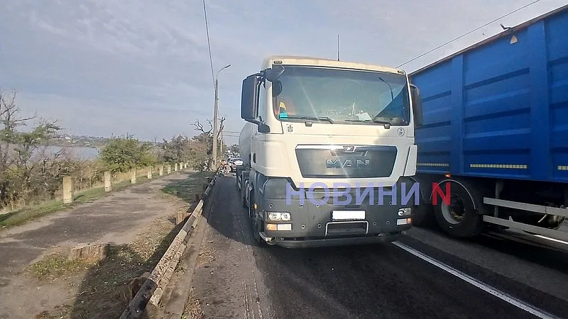 Chevrolet «догнал» тягач MAN на мосту в Николаеве